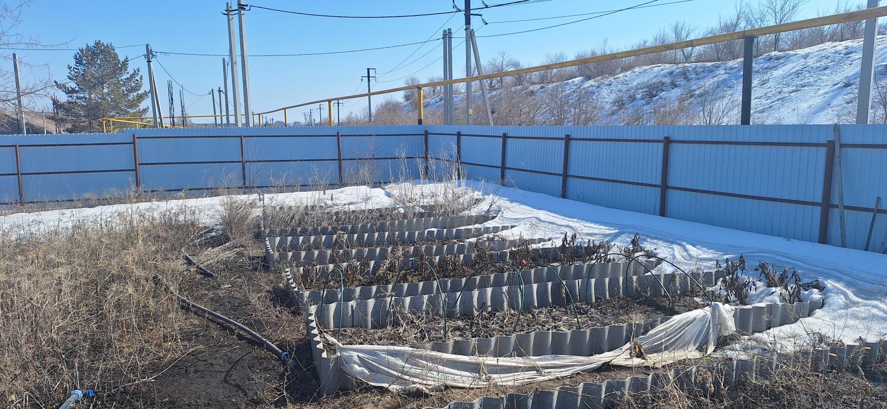 Дом, шпальный обложенный керпечем, в доме гараж, погреб, удобств нет, скважина баня, большой сарай, - Новотроицк