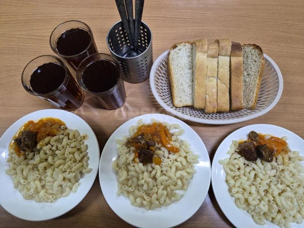 Требуется посудница для работы в школьной столовой 43 , двести сороковой квартал, зарплата 1600 выхо - Орск