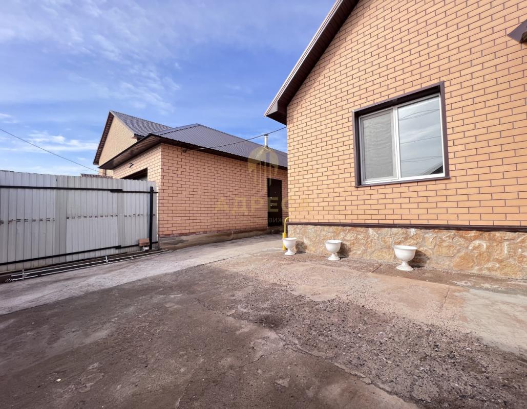 Продаётся просторный и надёжный дом для большой семьи в поселке Ленина ( Заречье) со всей необходимо - Ленина