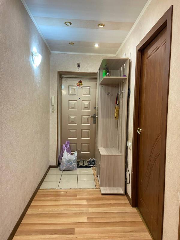 Продается уютная двухкомнатная квартира в кирпичном доме на первом (высоком) этаже. - Гай