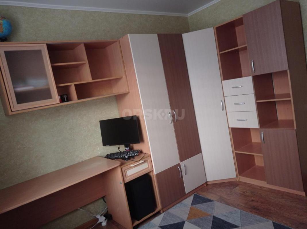 Продам детскую мебель шкафы, стол (есть царапины) , полка, всё в хорошем состоянии. - Орск