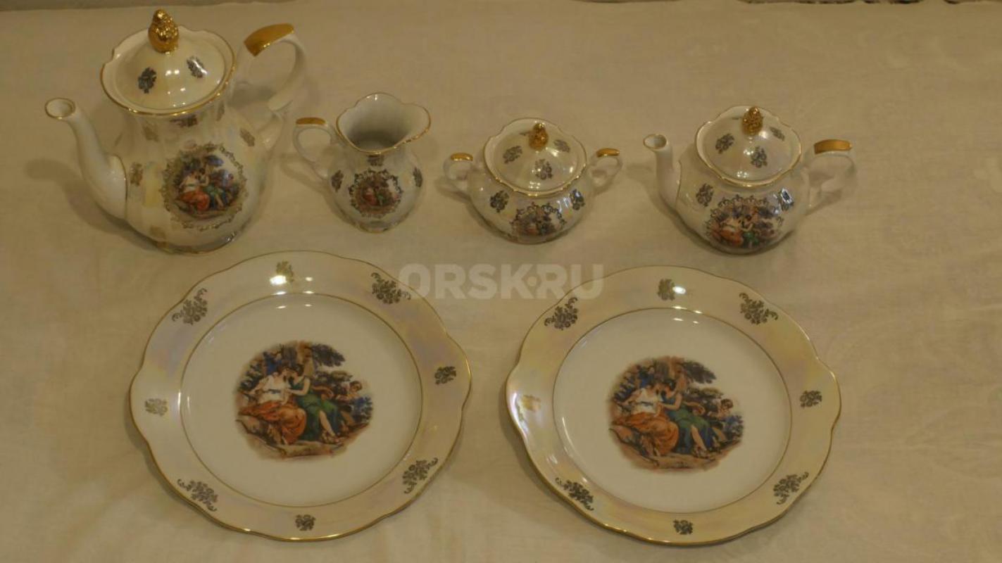 Мадонна - чайный сервиз на 12 персон, произв-во Kahla, ГДР, 55 предметов:
1) чайник доливной,
2) ч - Орск