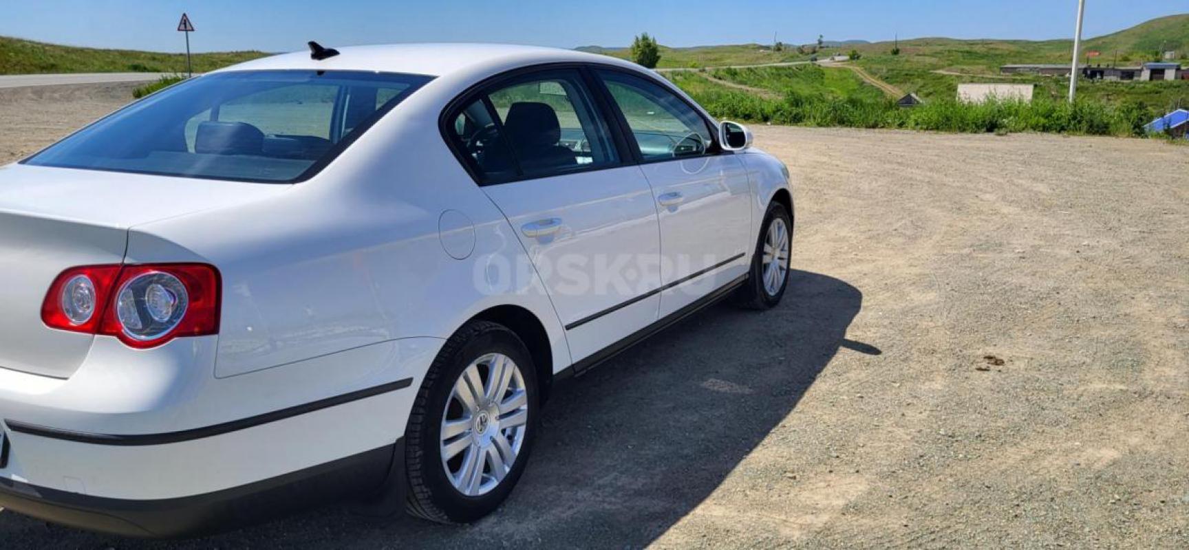 Продается автомобиль Volkswagen Passat B6 2008 года в хорошей комплектации белого цвета с двигателем - Оренбург