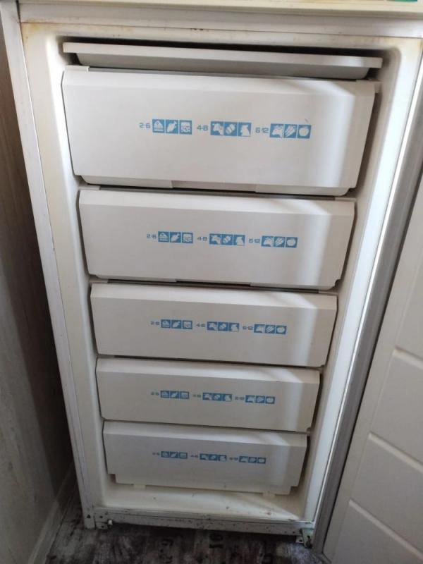 Продам (в связи с переездом) отличную рабочую вместительную вертикальную морозильную камеру. - Новотроицк