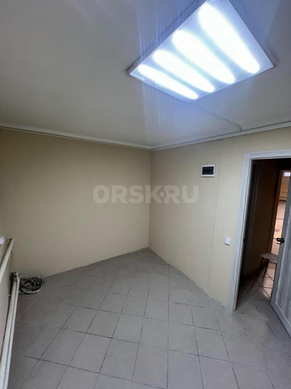 Сдаютяся помещения в 6 Микрорайоне на цокольном этаже различные площади 8,36,70 кв. - Орск