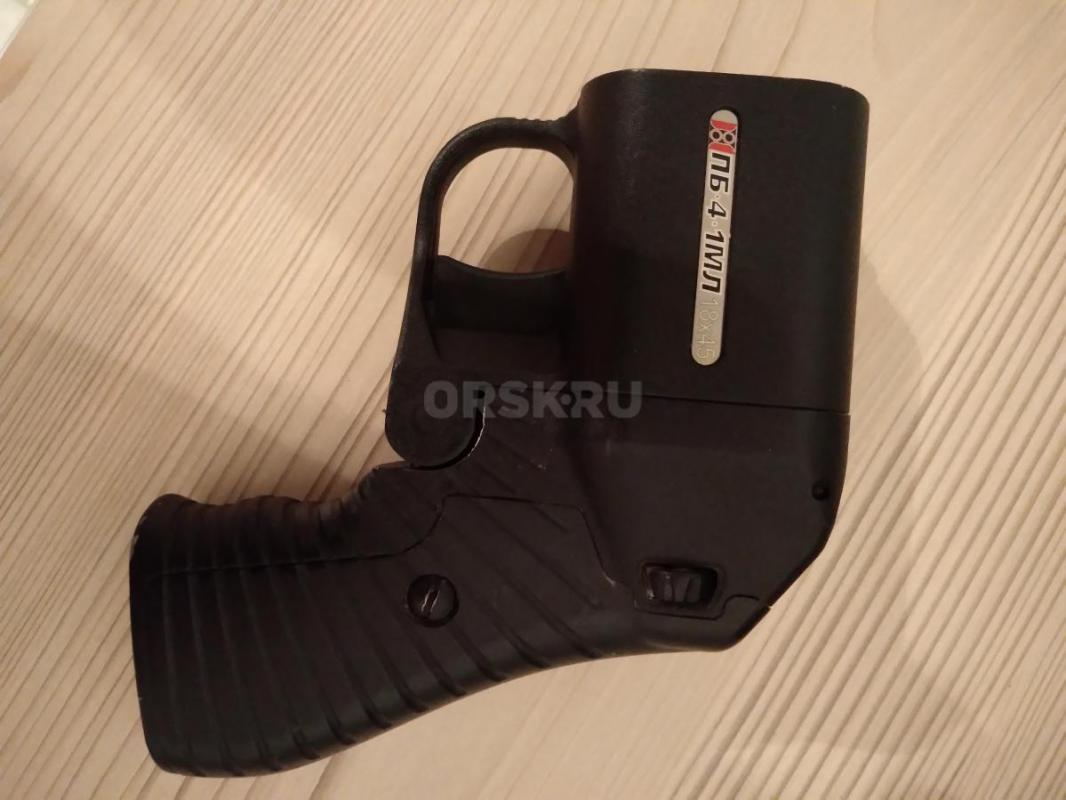 Продам травматический пистолет оса 18х45 с лазерным прицелом, 2 кобуры нательная и на пояс. - Орск