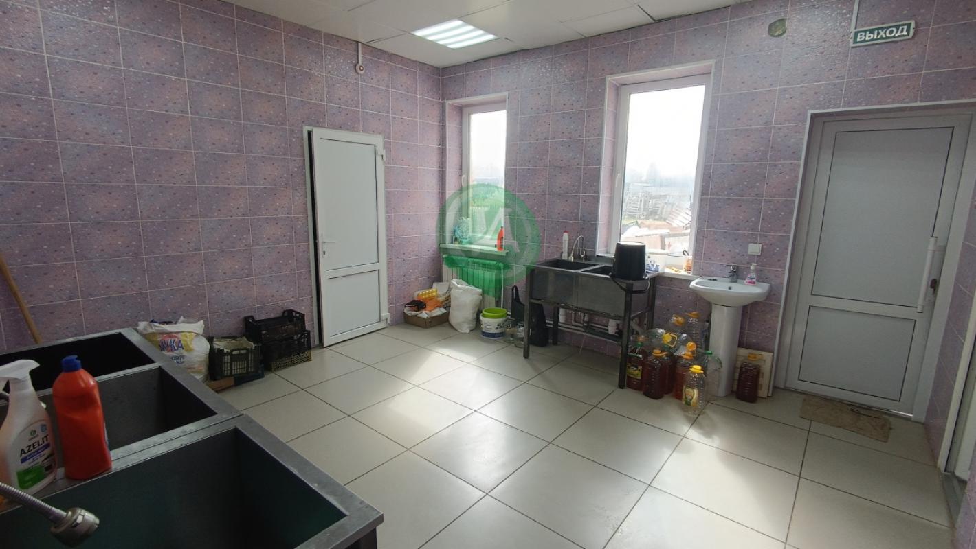 Сдам в аренду на длительный срок торговое помещение в Адамовке на улице Советская д.97. - Адамовка