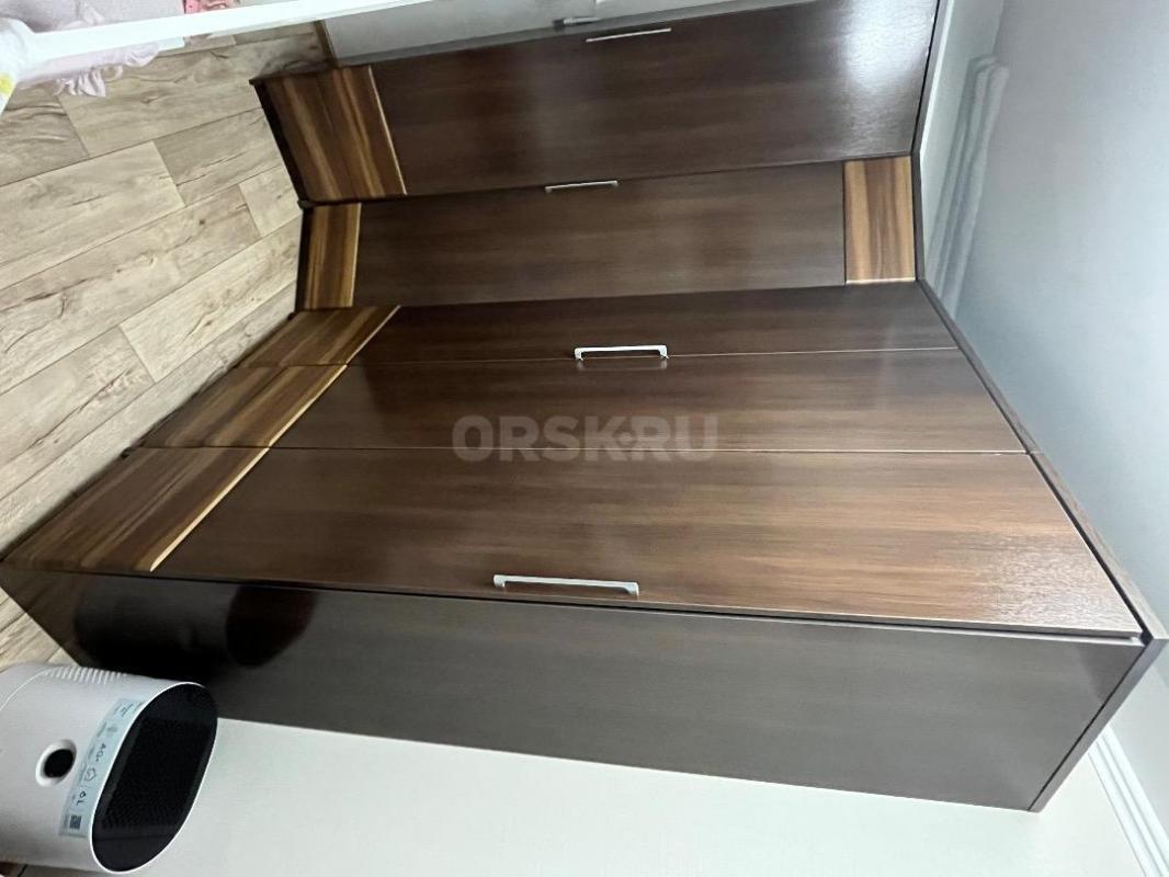 Продается спальный гарнитур: большая кровать с ортопедическим основанием, большой угловой шкаф, зерк - Гай