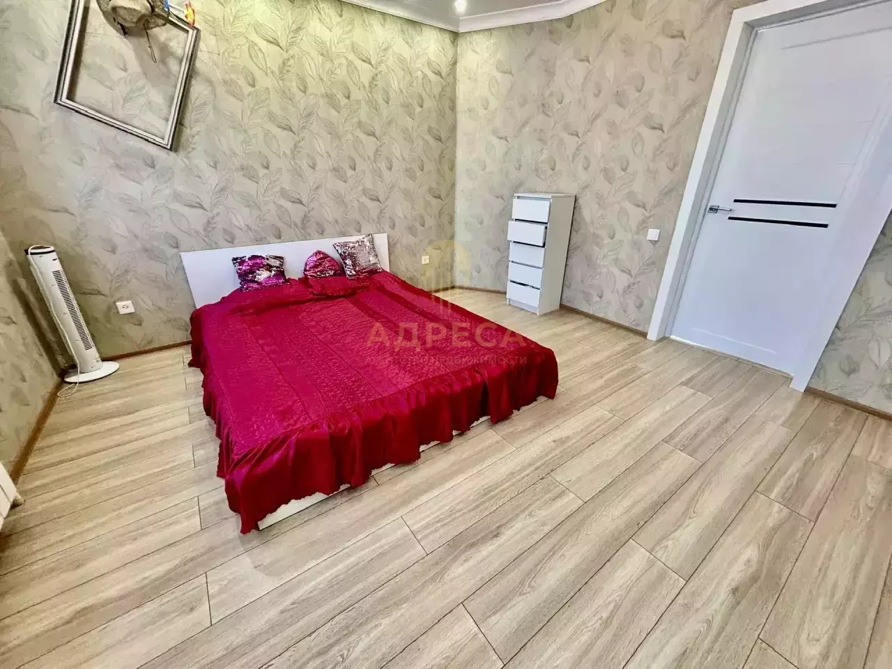 В самом востребованном районе города,на участке 5 соток продаются два дома. - Оренбург