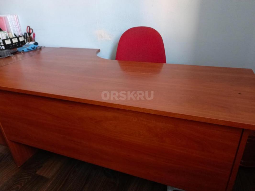 Продам два офисных шкафа и два стола - Орск