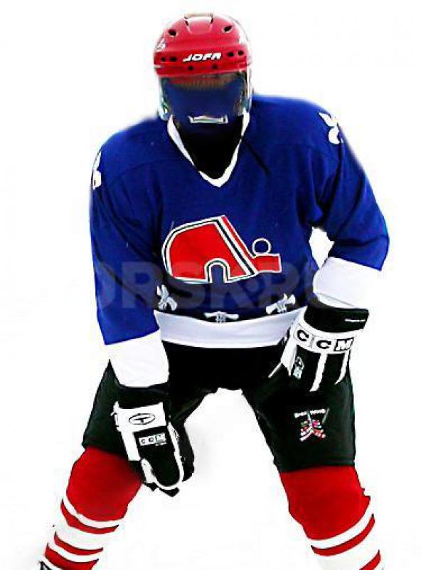 Продаю хоккейную форму на взрослого мужчину в хорошем состоянии:
-Шлем с визором
-Шорты хоккейные - Гай