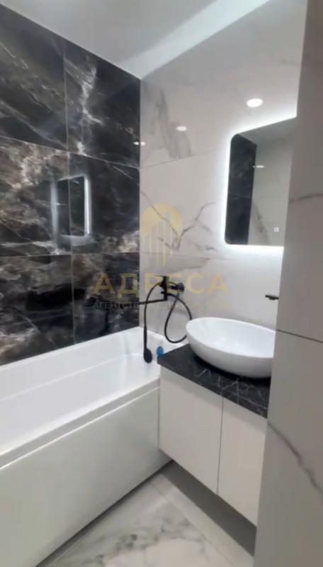 В продаже евро 3-ка, кухня-гостиная 21  кв м, 2 спальни,  раздельный с/у,  из мебели - кухня в 3 уро - Оренбург