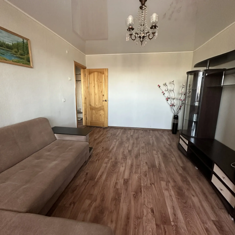 Продам двухкомнатную квартиру улучшенной планировки в кирпичном доме по адресу: ул. - Гай