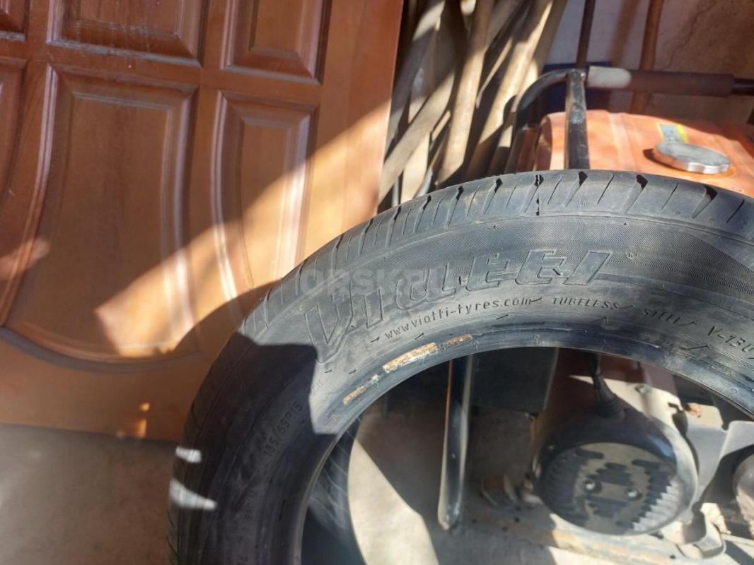 Продам летние комплект шин р 15 и 3 колпака оригинал  на рено логан фирма viati - Орск