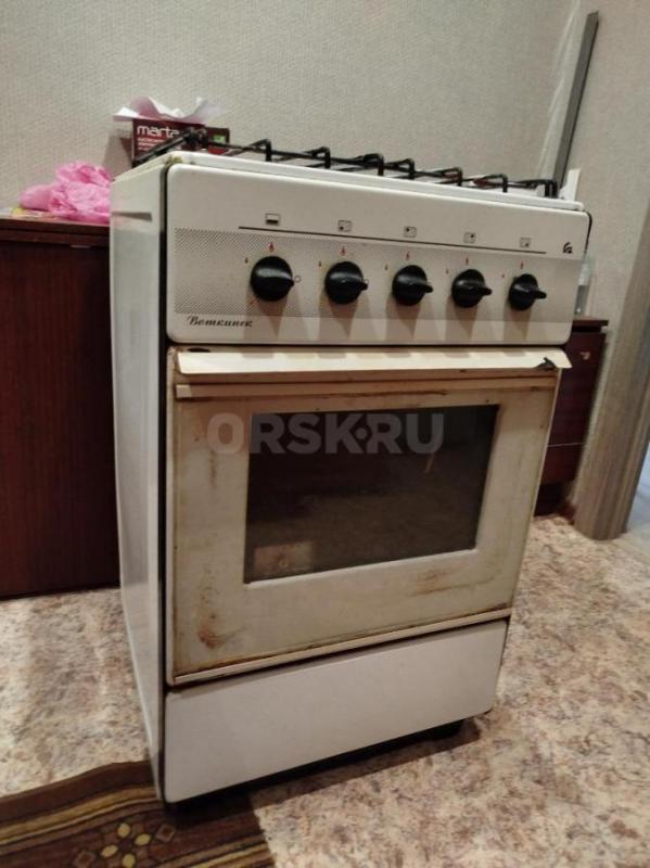 Продам газовую плиту б/у, цвет белый, 4 комфорки все в рабочем состоянии, духовка пекёт хорошо. - Орск