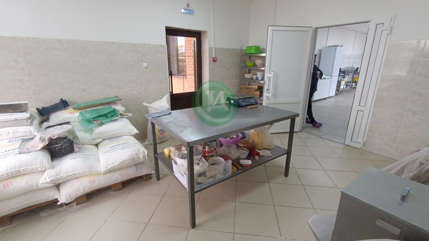 Сдам в аренду на длительный срок торговое помещение в Адамовке на улице Советская д.97. - Адамовка