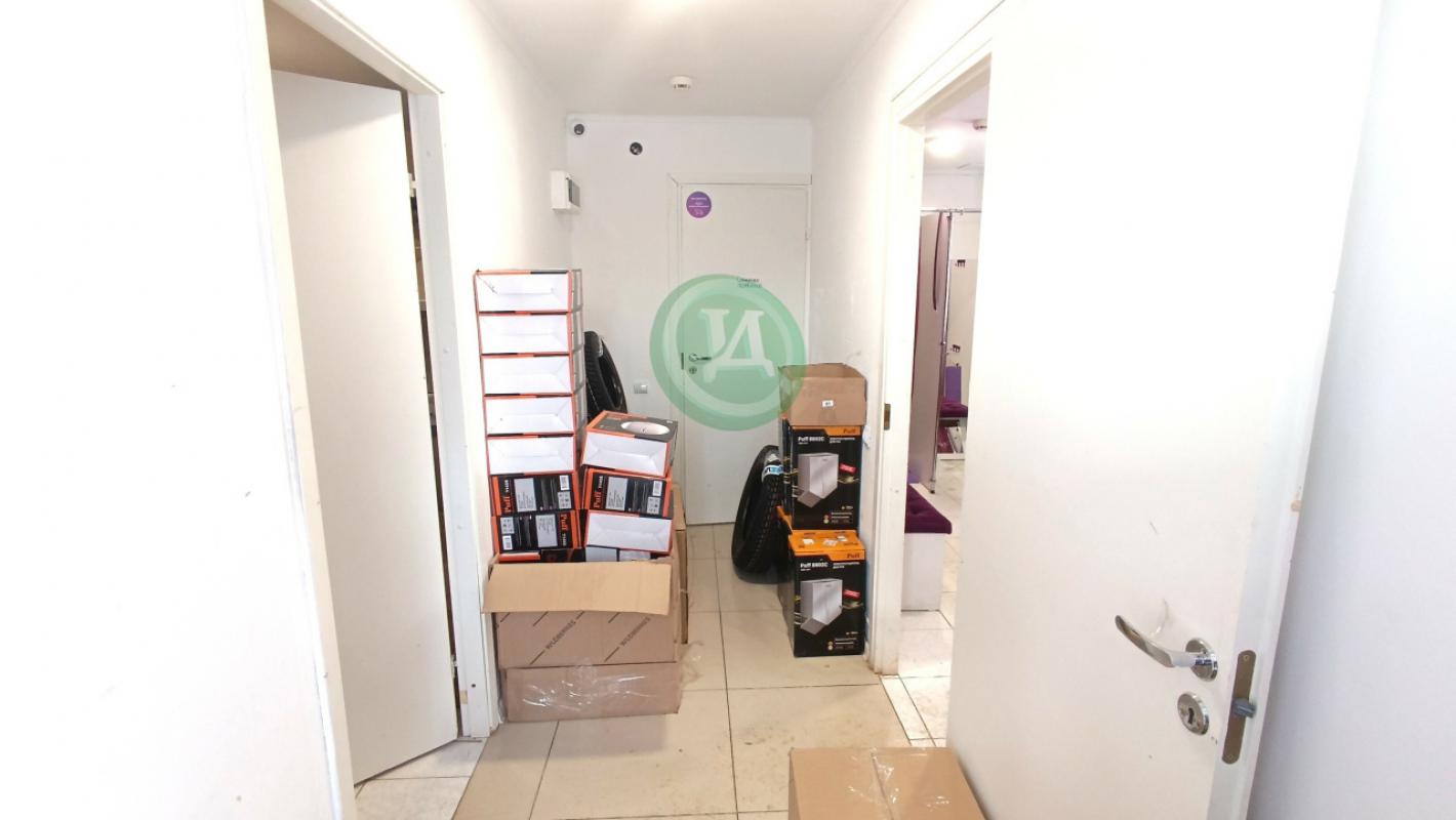 Продам встроенное нежилое помещение на 1 этаже многоквартирного жилого дома. - Орск