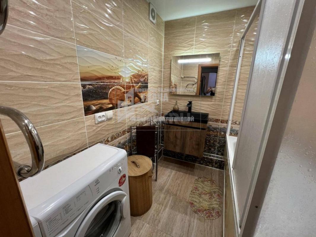 В продаже просторная 3-комнатная квартира улучшенной планировки на втором этаже, пятиэтажного панель - Орск