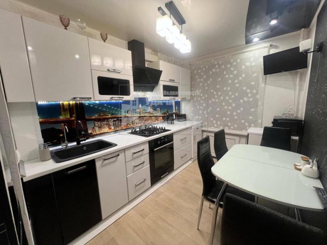 В продаже просторная 3-комнатная квартира улучшенной планировки на втором этаже, пятиэтажного панель - Орск