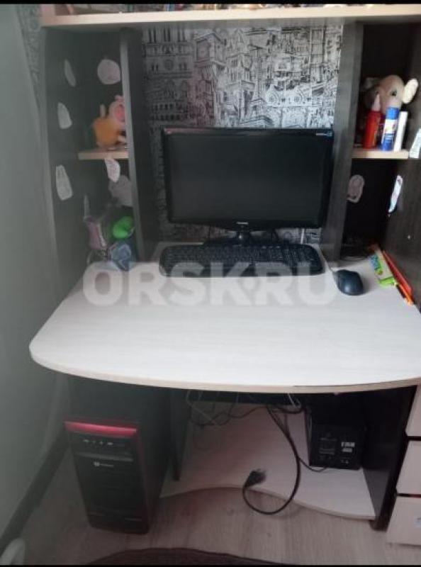 Продам системный блок (дисковод не работает), монитор, клавиатура в хорошем состоянии. цена 10 000 р - Орск