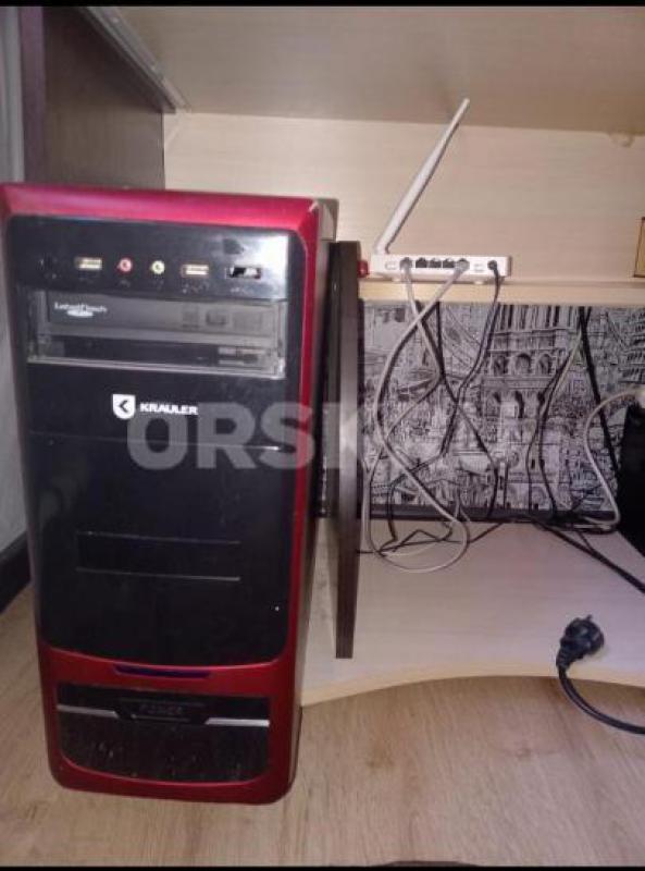 Продам системный блок (дисковод не работает), монитор, клавиатура в хорошем состоянии. цена 10 000 р - Орск