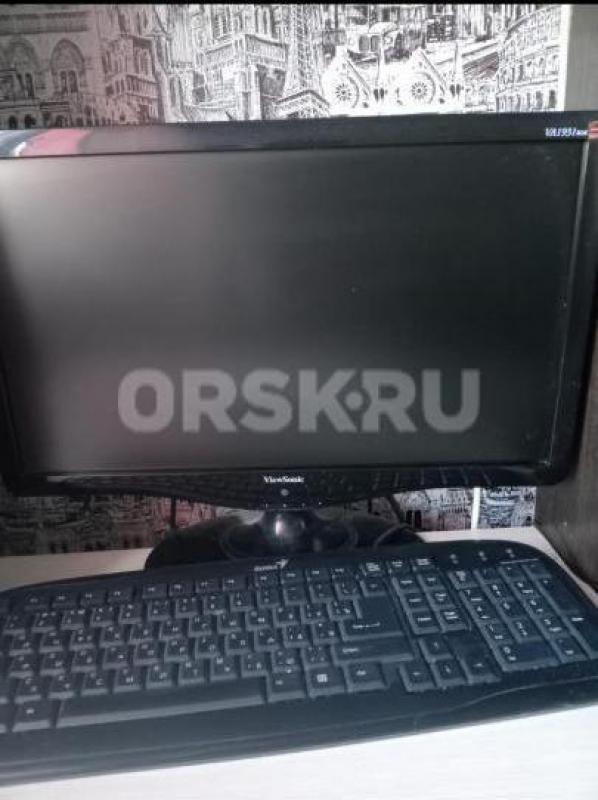 Продам системный блок (дисковод не работает), монитор, клавиатура в хорошем состоянии. цена 10 000 р - Орск