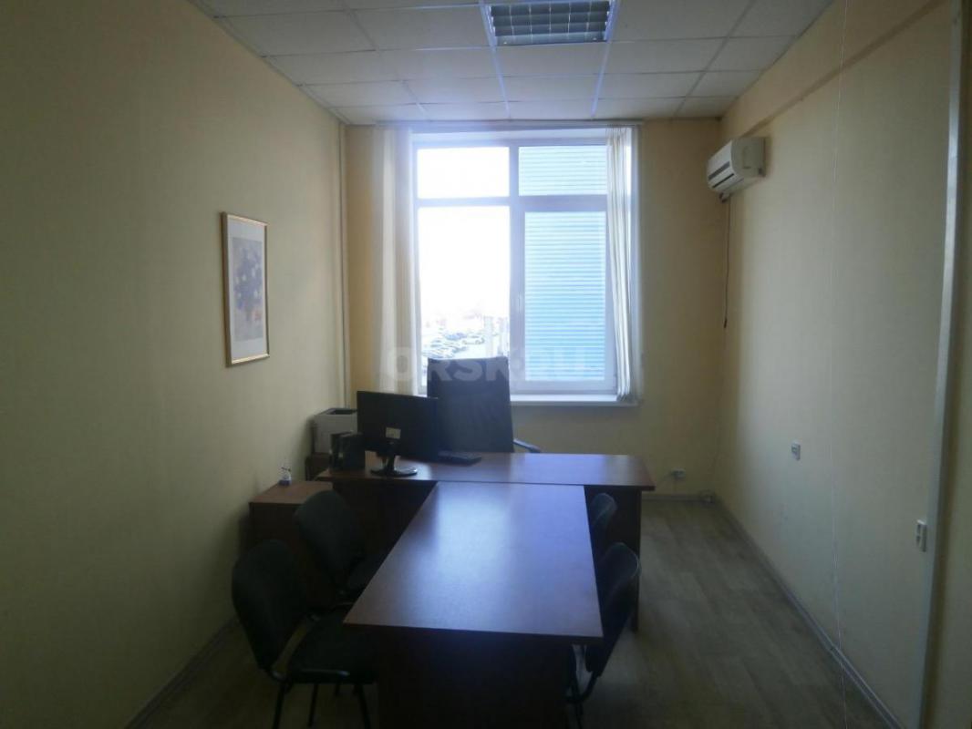 В здании справа от ТРК ЕВРОПЕЙСКИЙ , сдам в аренду офисные и производственные помещения  . - Орск