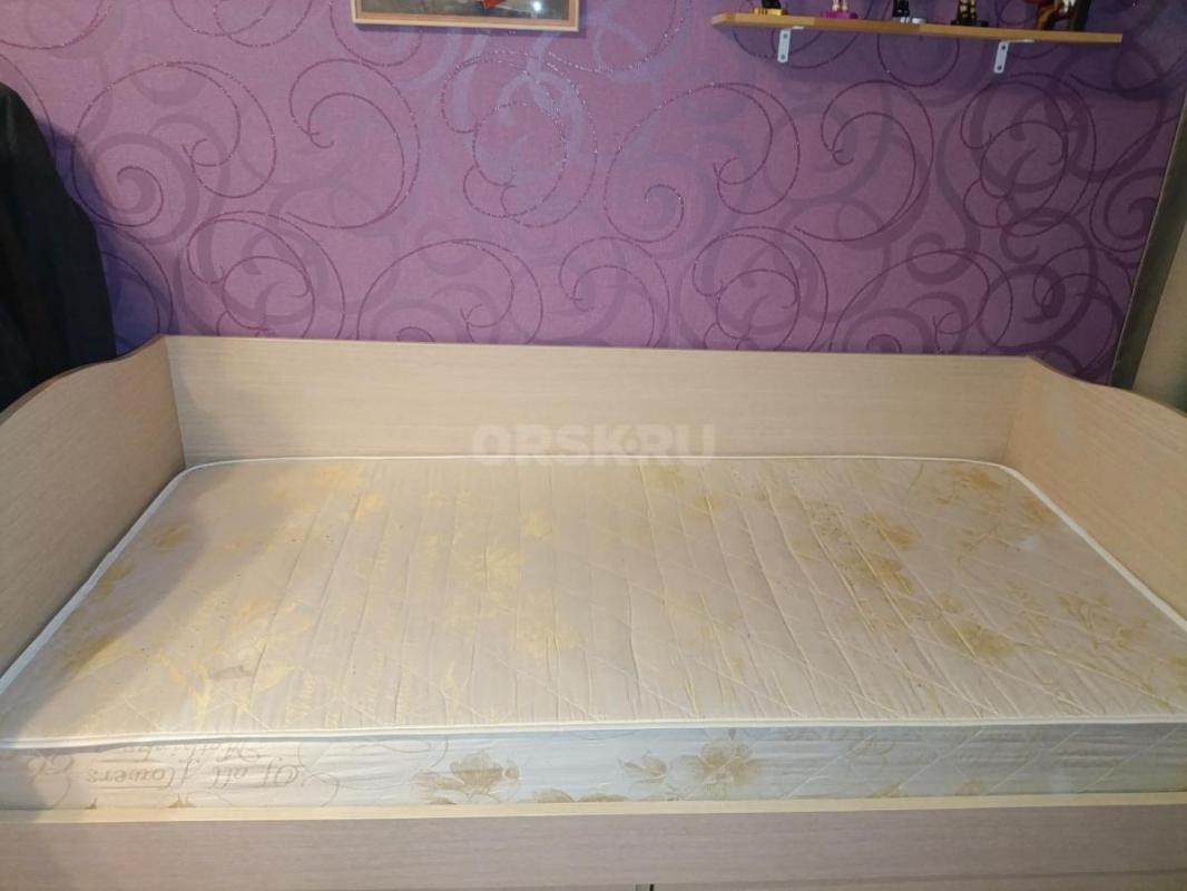 кровать односпальная, матрас в отличном состоянии, 2 выдвижных ящика - Орск