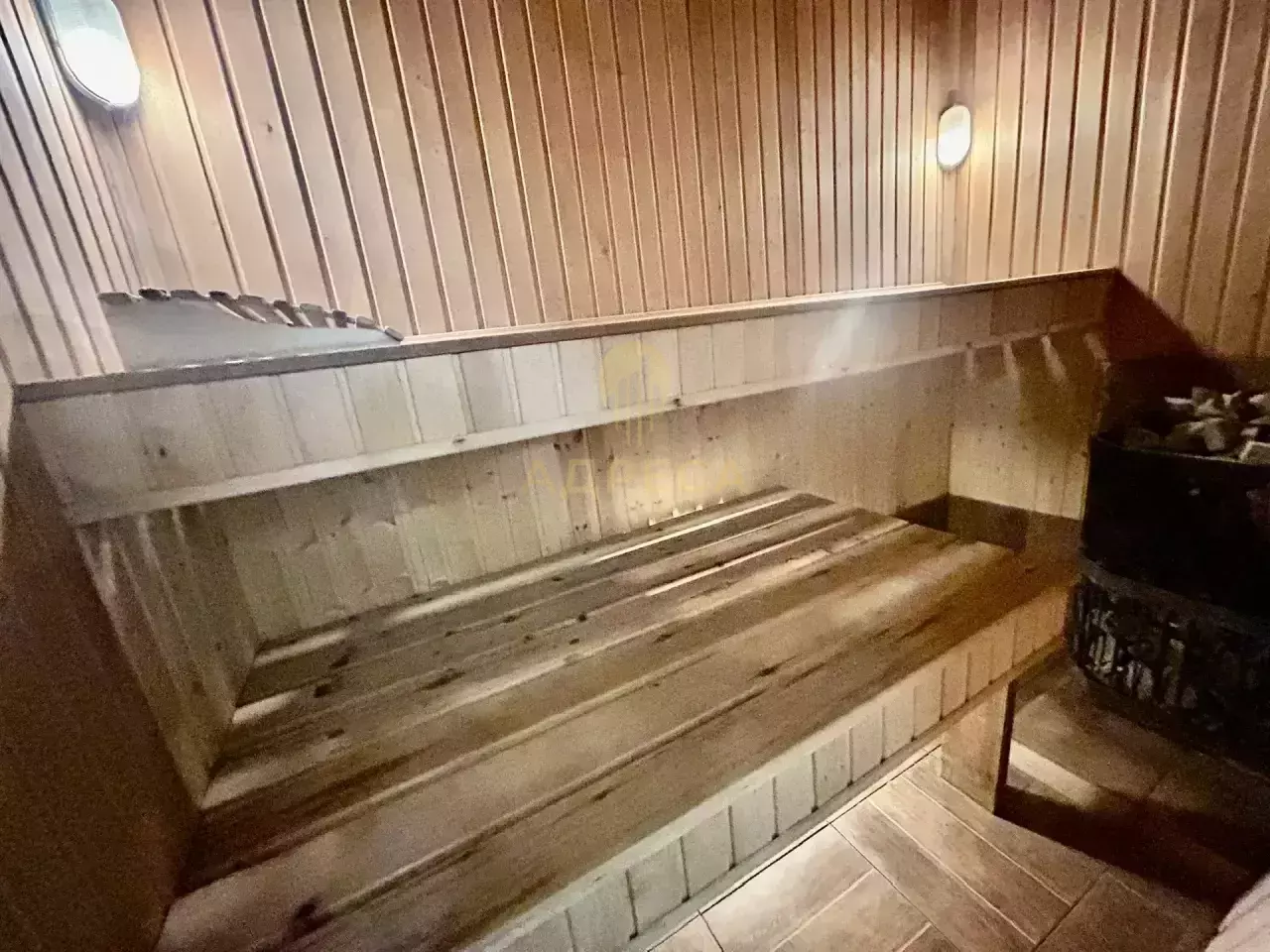 В самом востребованном районе города,на участке 5 соток продаются два дома. - Оренбург