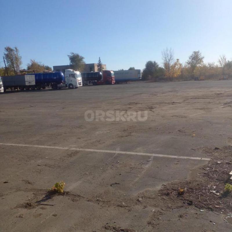 Сдаётся в аренду открытая площадка на первой линии автодороги. - Орск