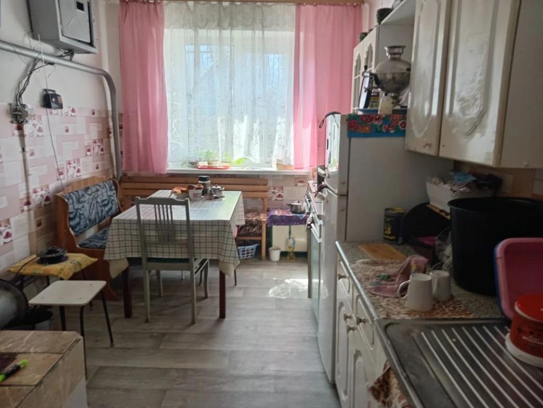 Продается дом на двух хозяев, три комнаты+кухня, комнаты раздельные, веранда. - Гай