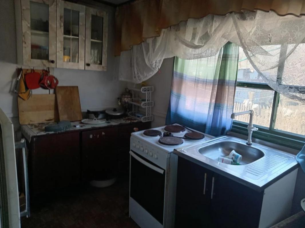 Продается дом на двух хозяев, три комнаты+кухня, комнаты раздельные, веранда. - Гай