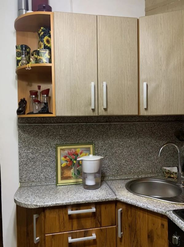 Продается уютная квартира, средний этаж, не угловая. - 