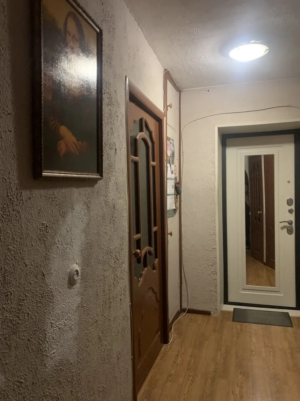 Продается уютная квартира, средний этаж, не угловая. - 