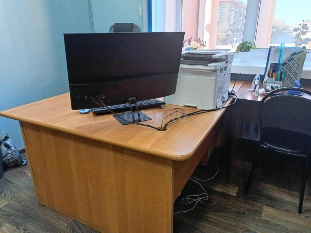 Продам 2 офисных шкафа и 2 письменных стола- поворот правый - Орск