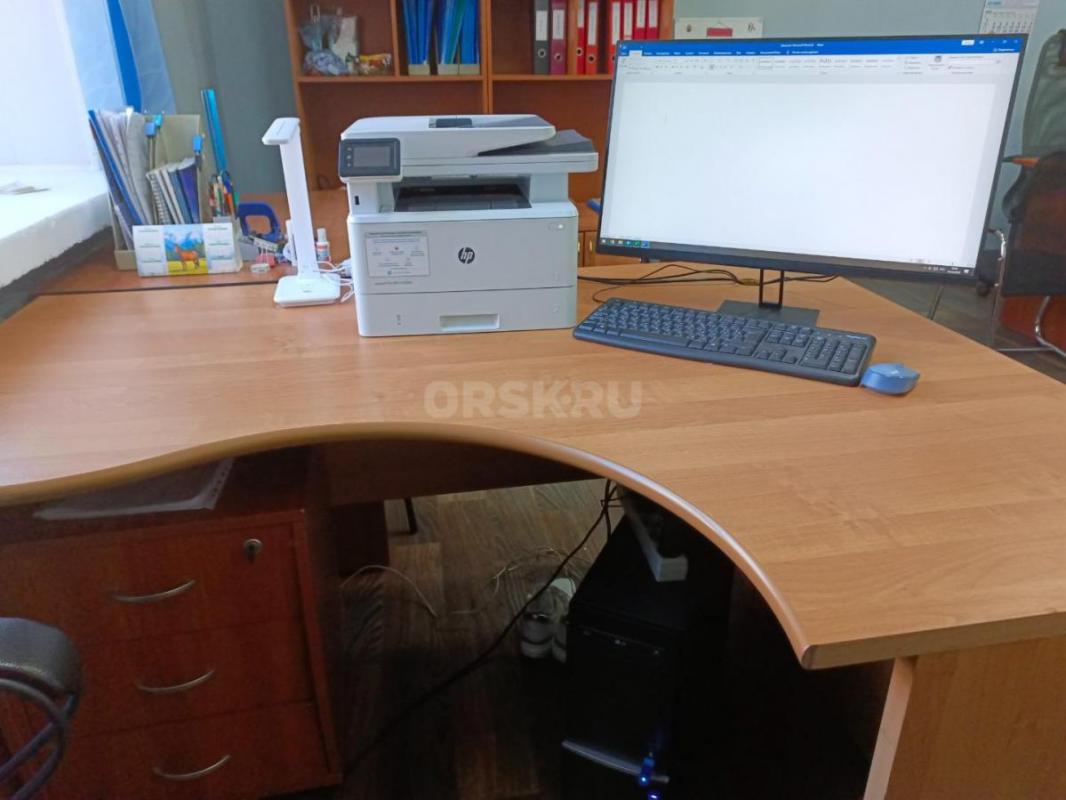 Продам 2 офисных шкафа и 2 письменных стола- поворот правый - Орск