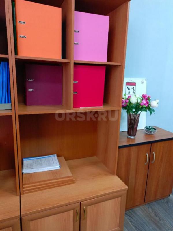 Продам два офисных стола и два офисных шкафа. - Орск