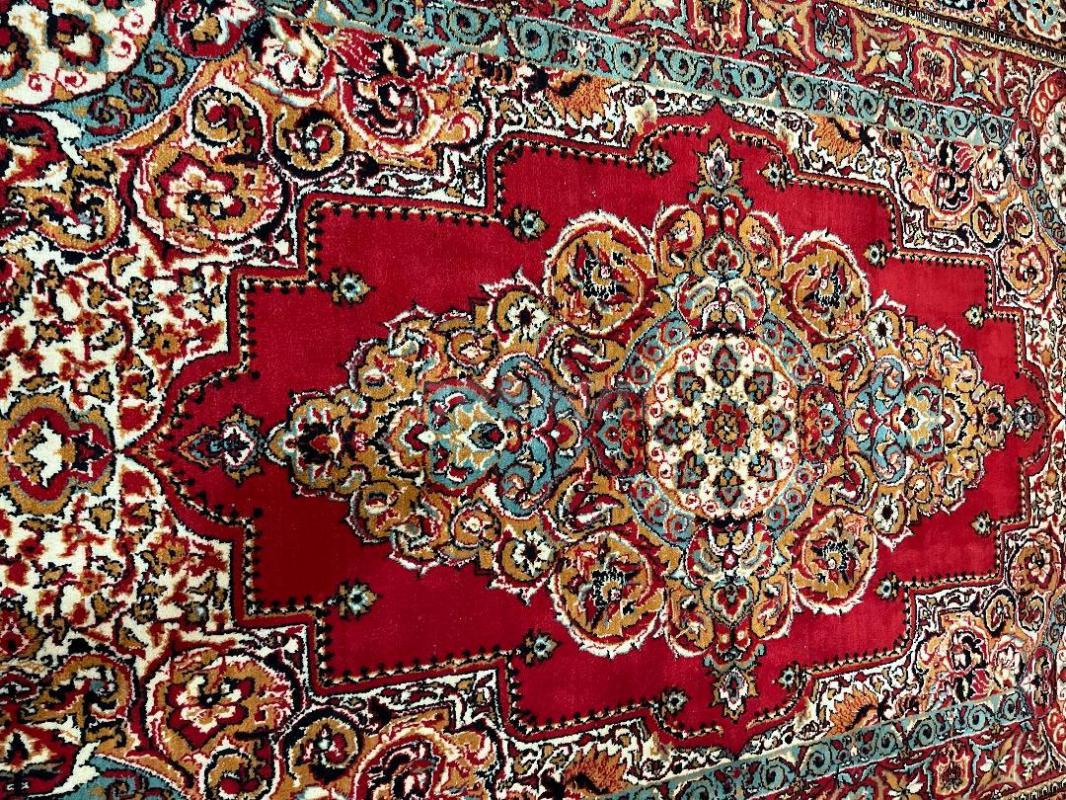 Продам ковер 2х3м в хорошем состоянии натуральная шерсть , производство  Узбекская ССР ,(35 лет был - Орск