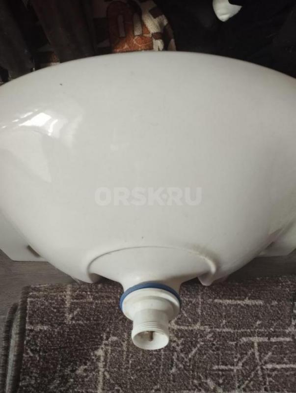 Продам ванну металлическую белую,умывальник керамический белый,двери коричневые 4штуки с откосами за - Орск