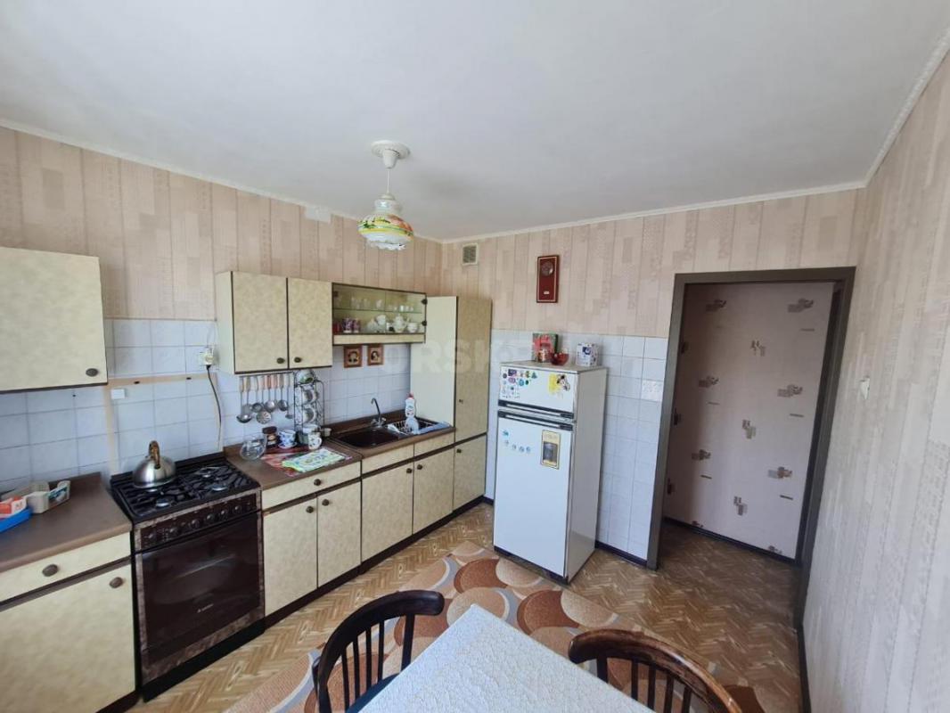 Продается светлая, теплая, уютная и очень просторная 3-комнатная квартира в районе 240 квартала по а - Орск