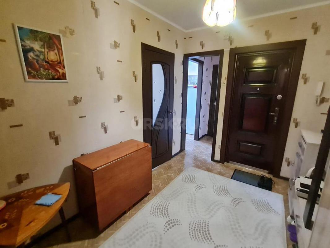 Продается светлая, теплая, уютная и очень просторная 3-комнатная квартира в районе 240 квартала по а - Орск