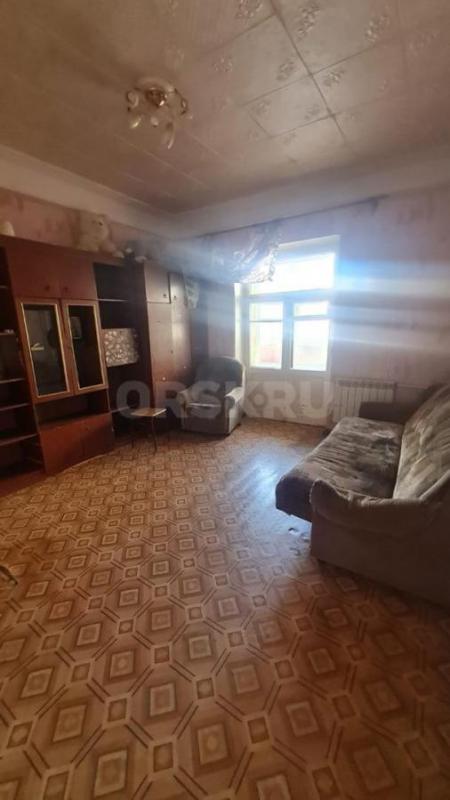 Продается просторная 3-х комнатная квартира в центре города по адресу ул. - Орск