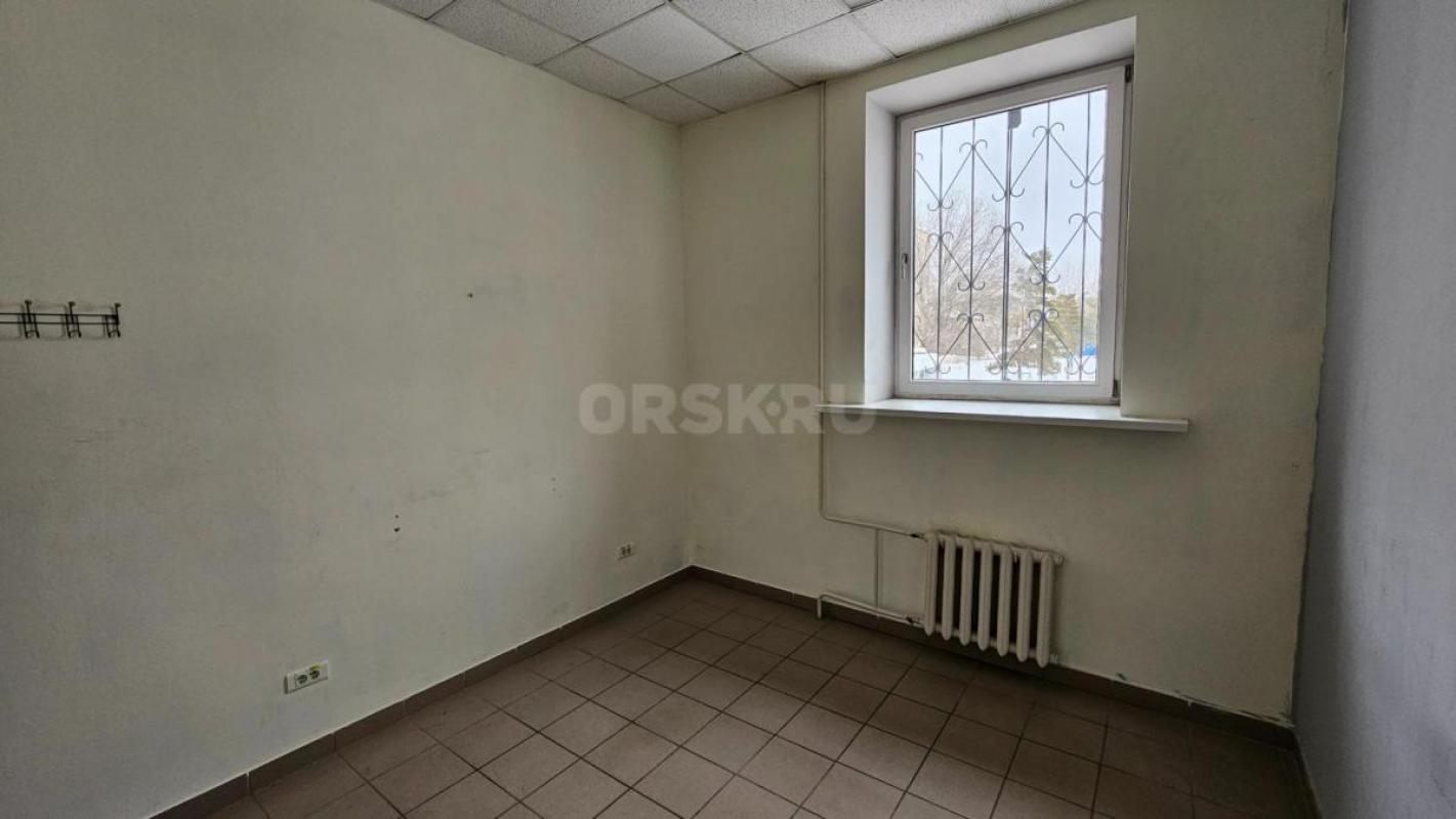 Кабинеты в помещении, где находятся другие арендаторы. - Орск