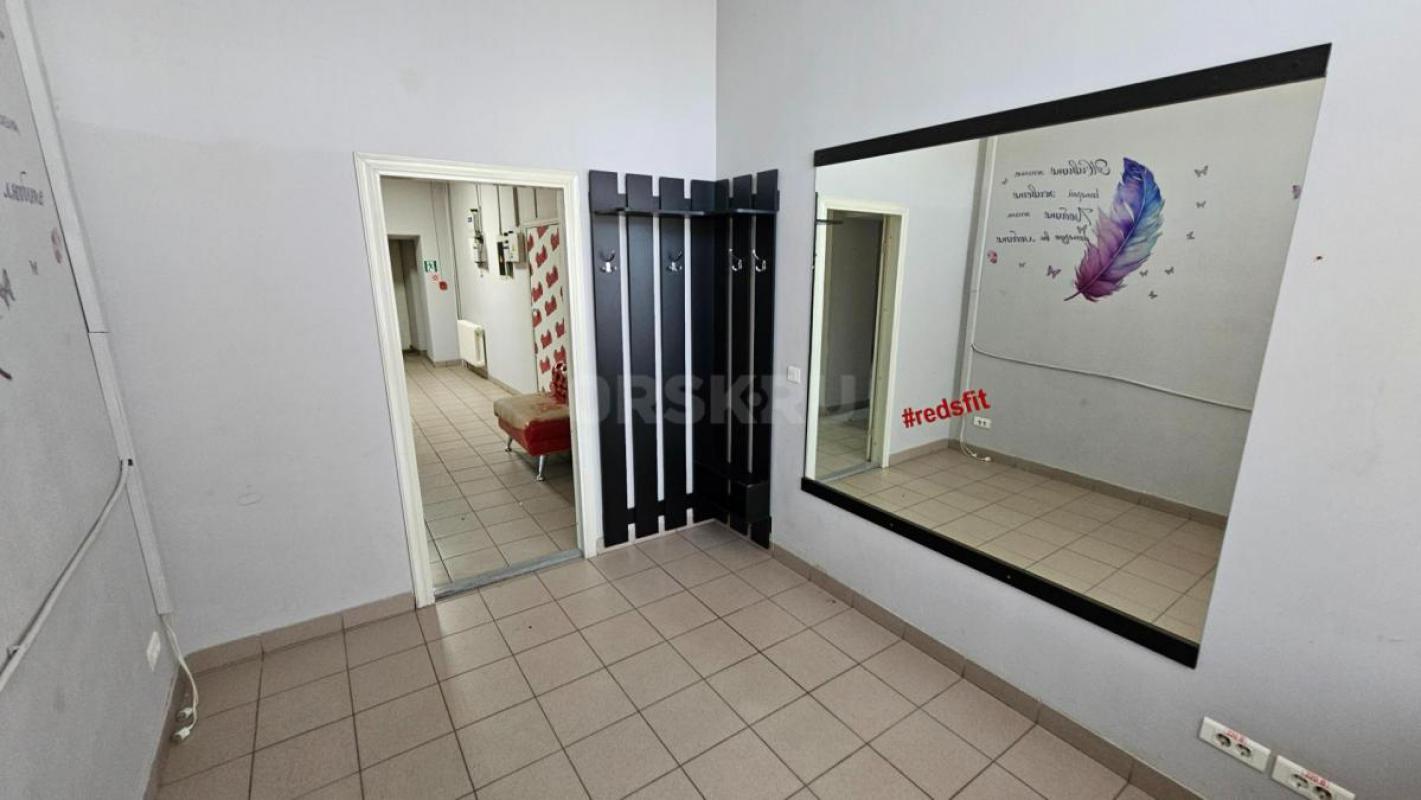 Кабинеты в помещении, где находятся другие арендаторы. - Орск