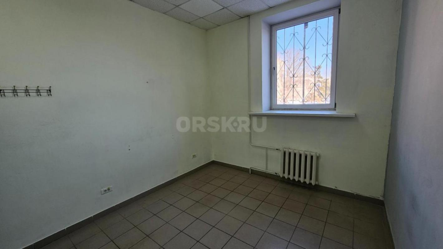 Кабинеты в помещении, где находятся другие арендаторы. - Орск