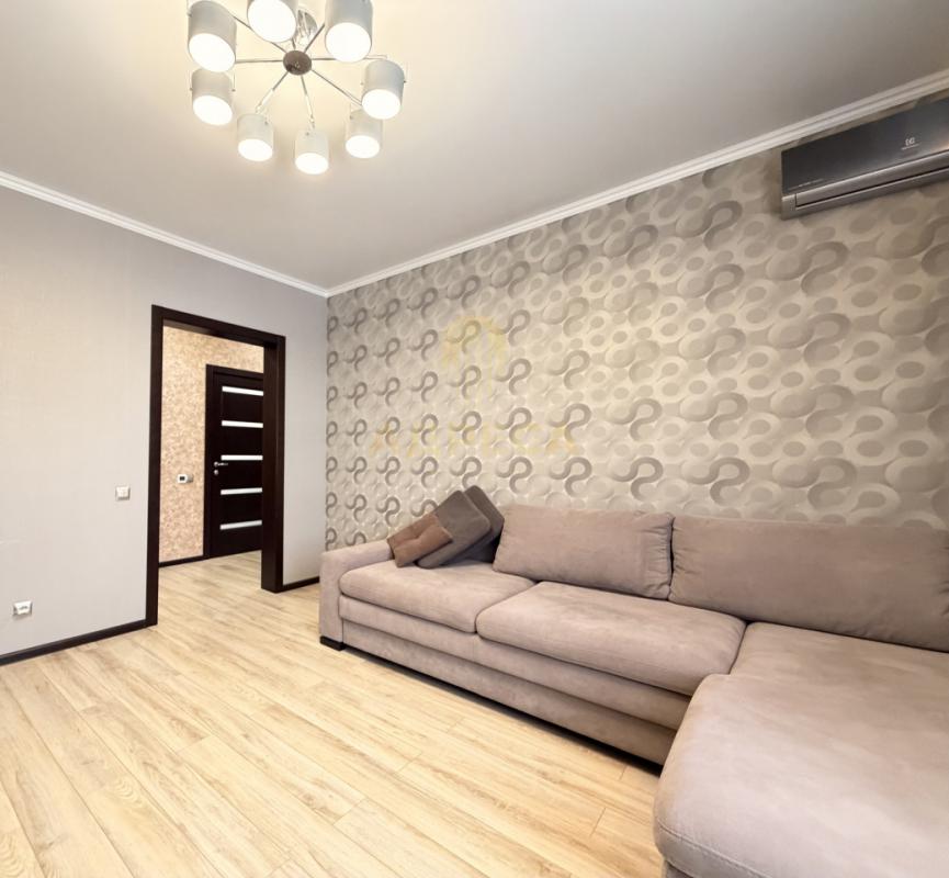 Продается квартира, полностью с ремонтом, расположенная на 14-м этаже 17 этажного дома. - Оренбург