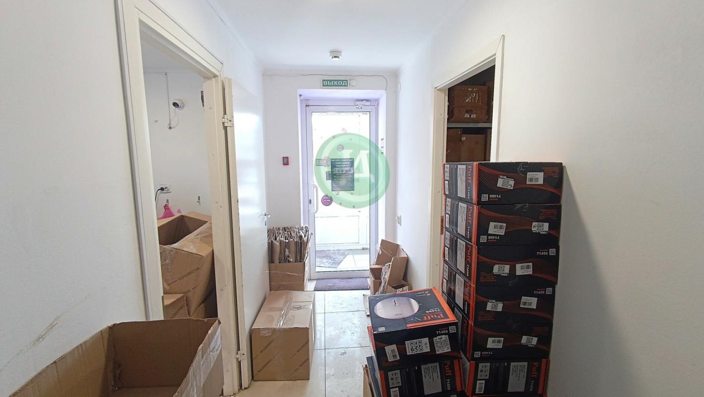 Продам встроенное нежилое помещение на 1 этаже многоквартирного жилого дома. - Орск