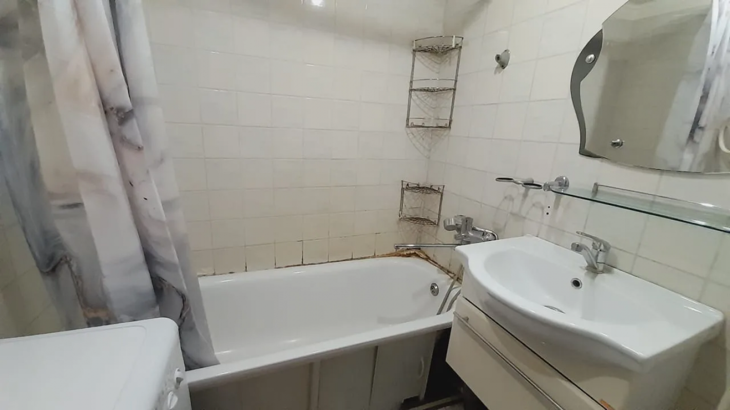 Продается 3-х комнатная квартира улучшенной планировки на девятом этаже в центре города, первая лини - Новотроицк