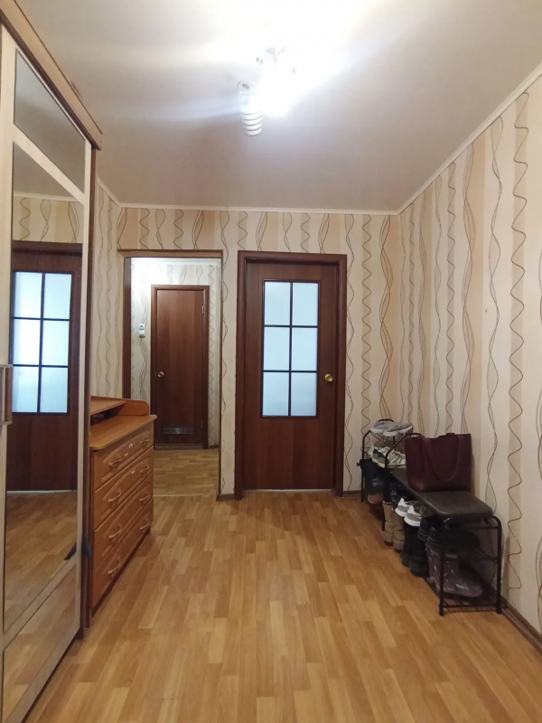 Продается 3-х комнатная квартира улучшенной планировки на девятом этаже в центре города, первая лини - Новотроицк