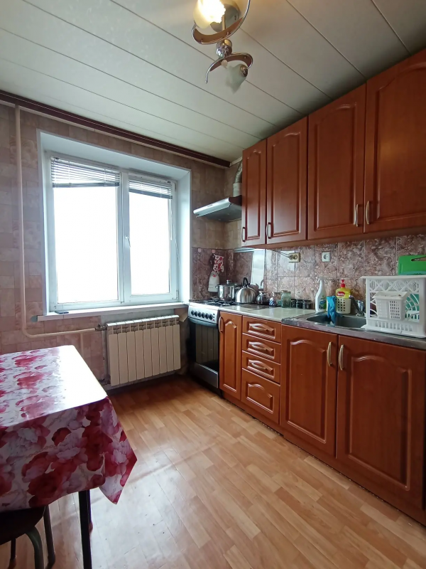 Продается 3-х комнатная квартира улучшенной планировки на девятом этаже в центре города, первая лини - Новотроицк